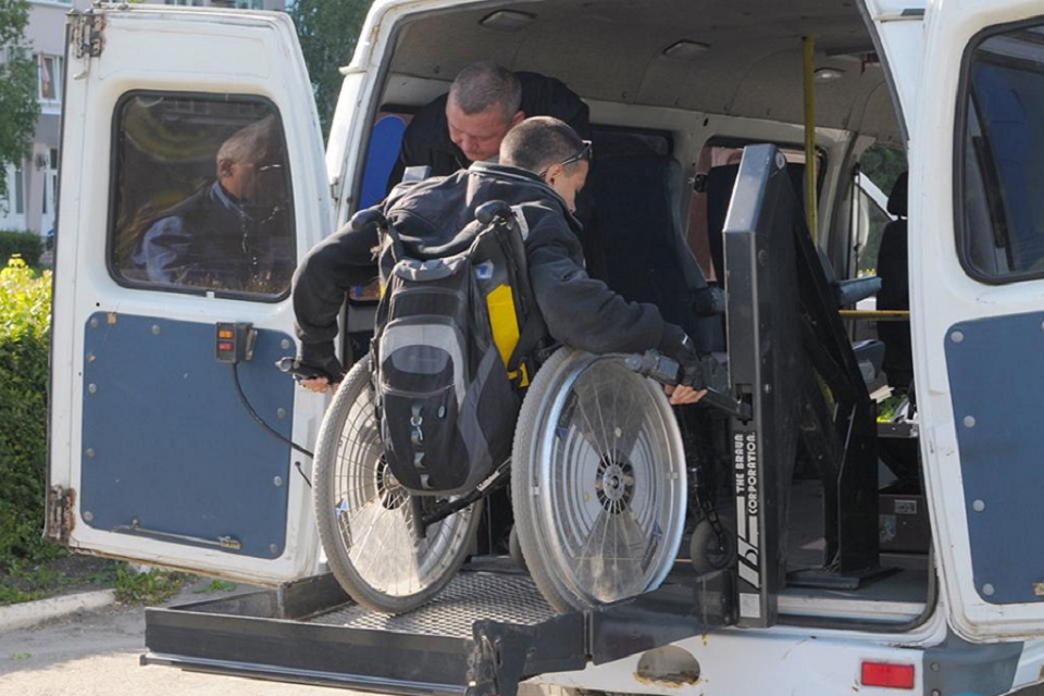 Перевозка инвалидов medportal. Такси для перевозки инвалидов колясочников. Машина для перевозки инвалидов. Машина для колясочников.